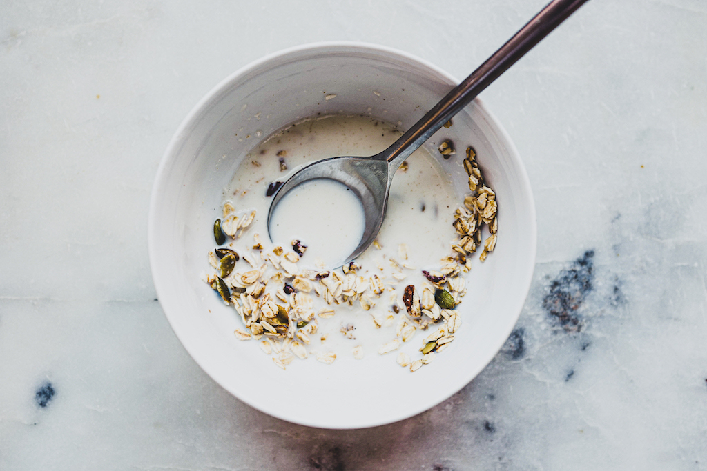 https://cooksandpoets.com/media/images/Granola_oatmilk.jpg