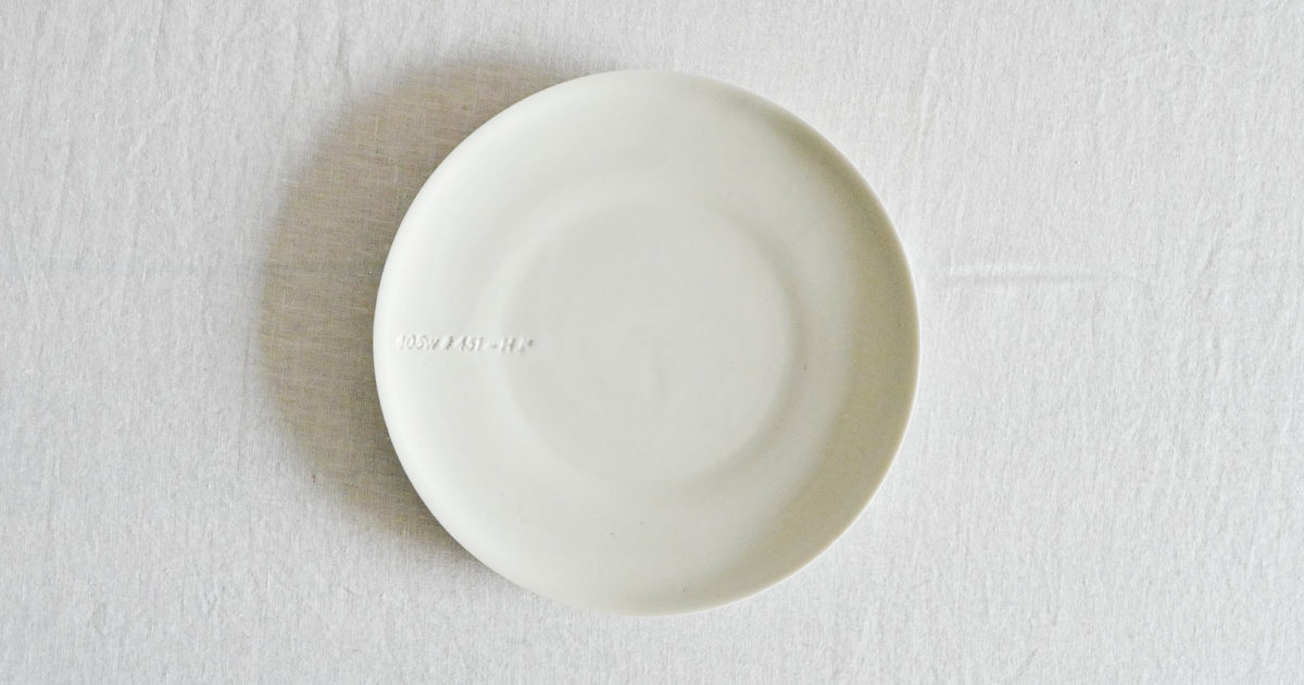 https://cooksandpoets.com/media/products/b-set-large-plate/_1200x630_crop_center-center_none/bset__porcelain_large_plate_hella_jongerius_File-6.jpg